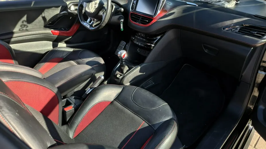 PEUGEOT 208 -