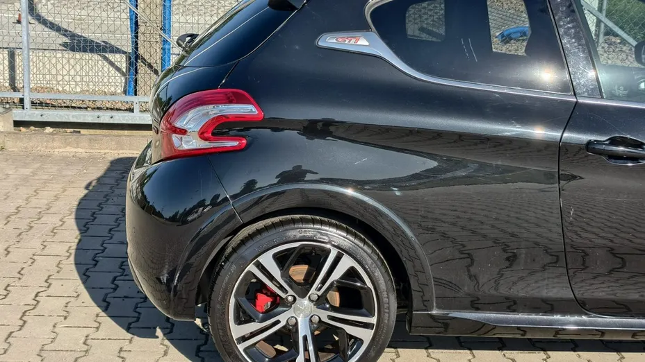 PEUGEOT 208 -