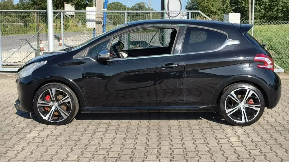 PEUGEOT 208 -