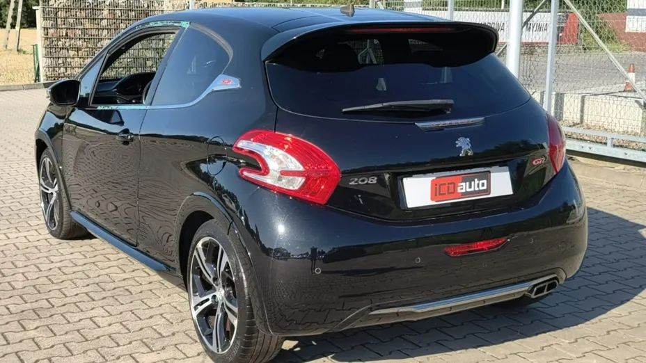 PEUGEOT 208 -