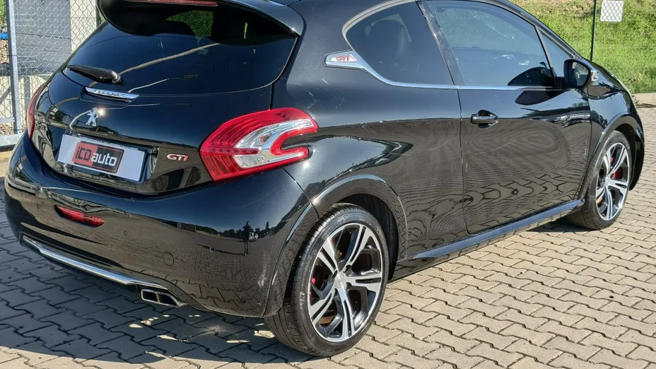PEUGEOT 208 -