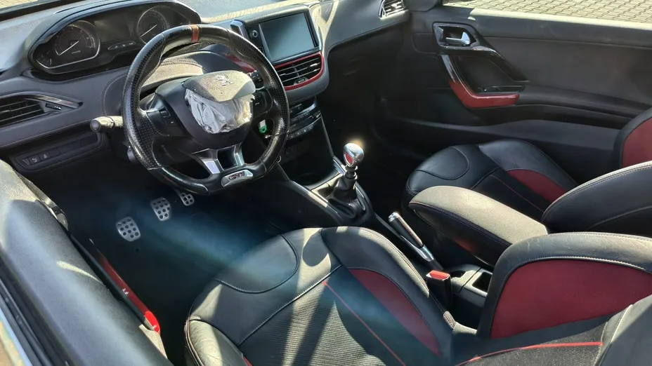 PEUGEOT 208 -