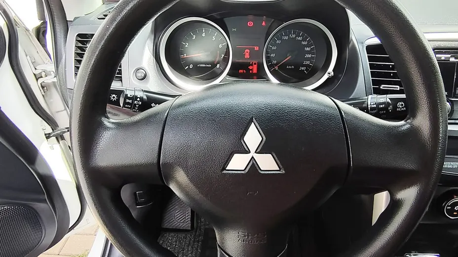 MITSUBISHI Lancer -
