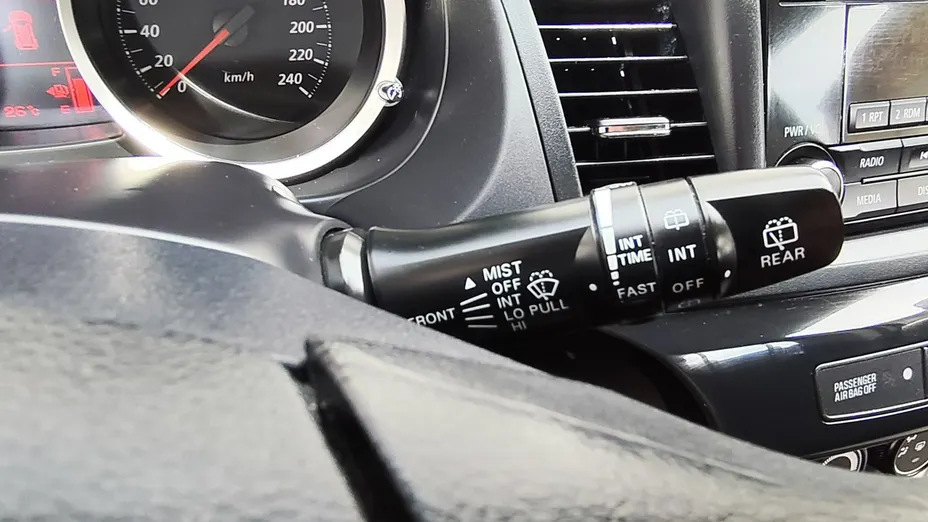 MITSUBISHI Lancer -