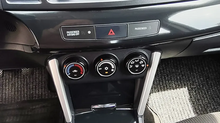 MITSUBISHI Lancer -