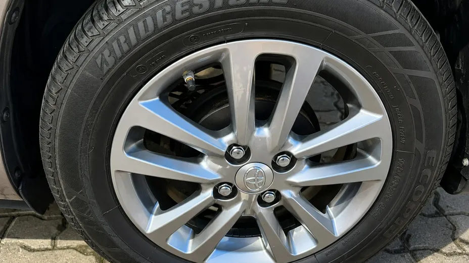 TOYOTA Yaris -