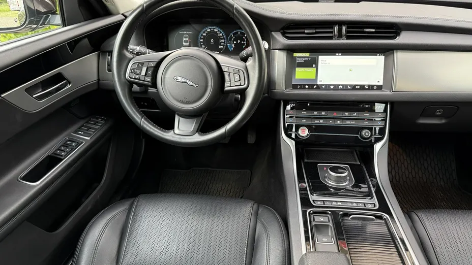 JAGUAR XF -