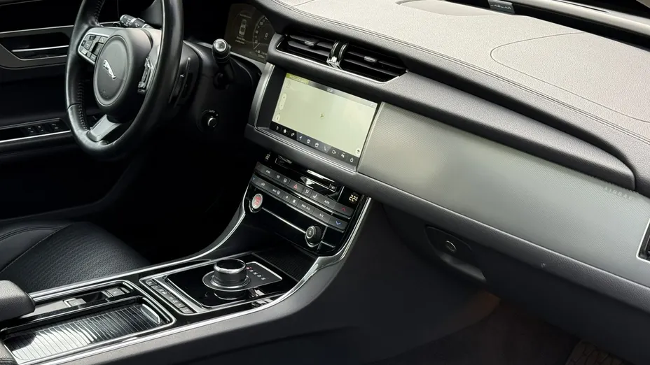 JAGUAR XF -