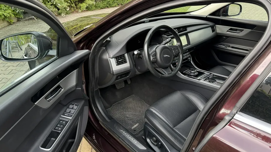 JAGUAR XF -
