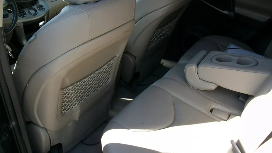 TOYOTA RAV4 -