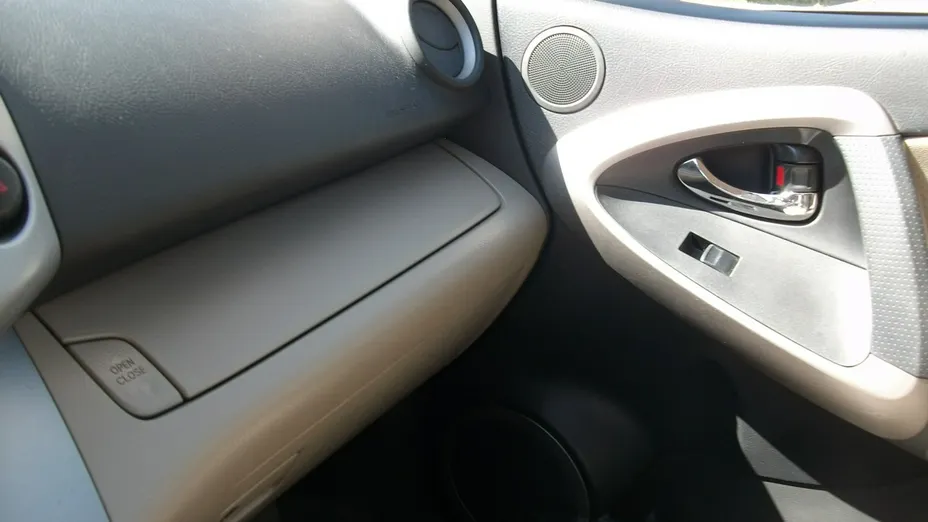 TOYOTA RAV4 -
