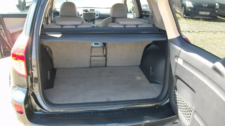 TOYOTA RAV4 -