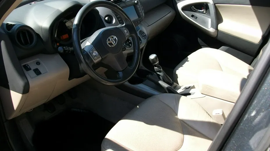 TOYOTA RAV4 -