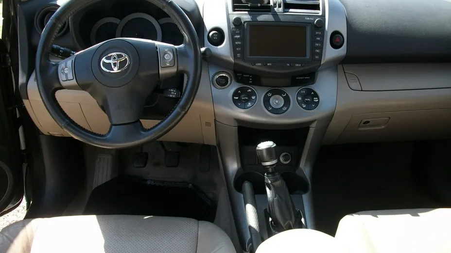 TOYOTA RAV4 -