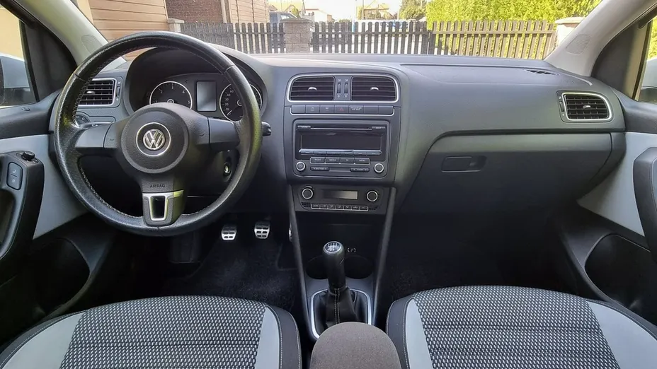 VOLKSWAGEN Polo -