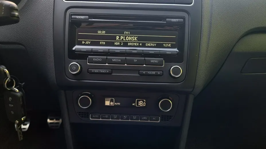 VOLKSWAGEN Polo -