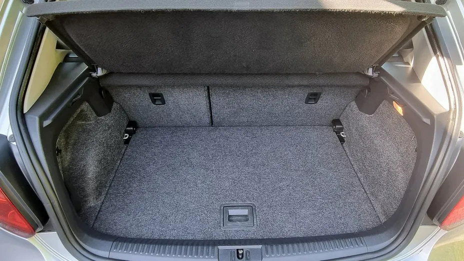 VOLKSWAGEN Polo -