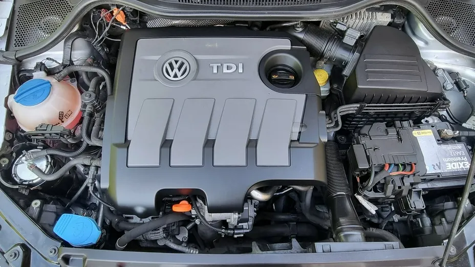 VOLKSWAGEN Polo -