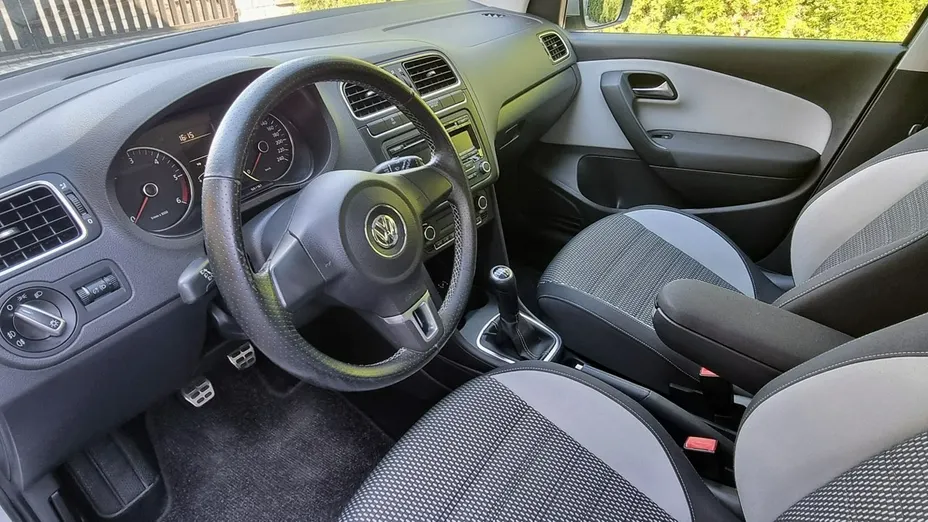 VOLKSWAGEN Polo -