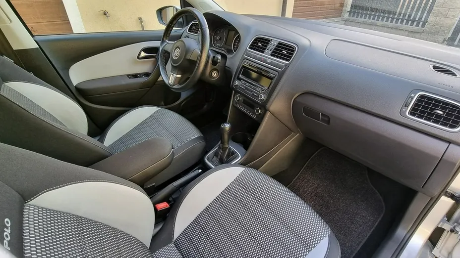 VOLKSWAGEN Polo -