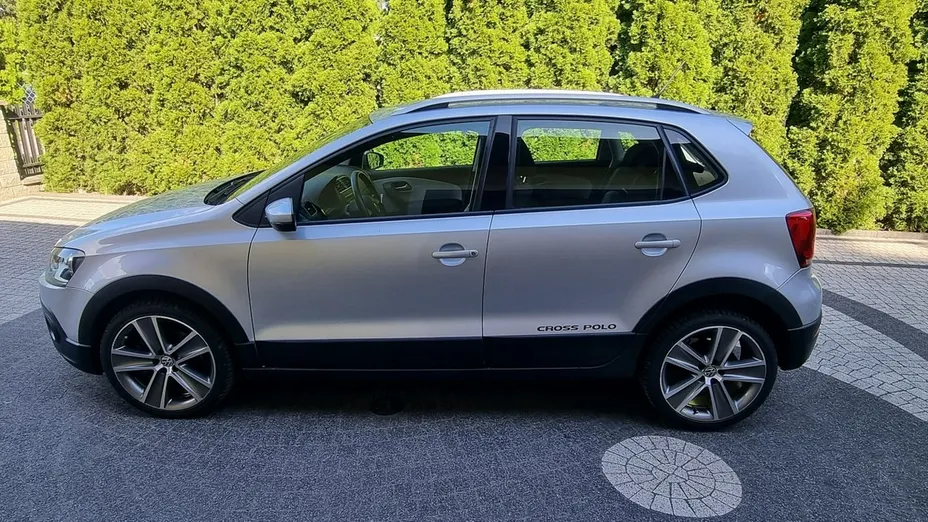 VOLKSWAGEN Polo -