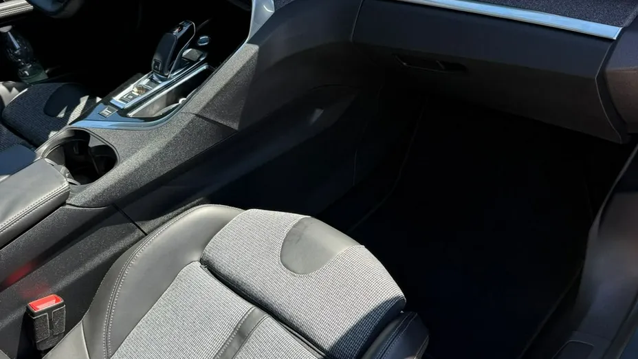 PEUGEOT 5008 -