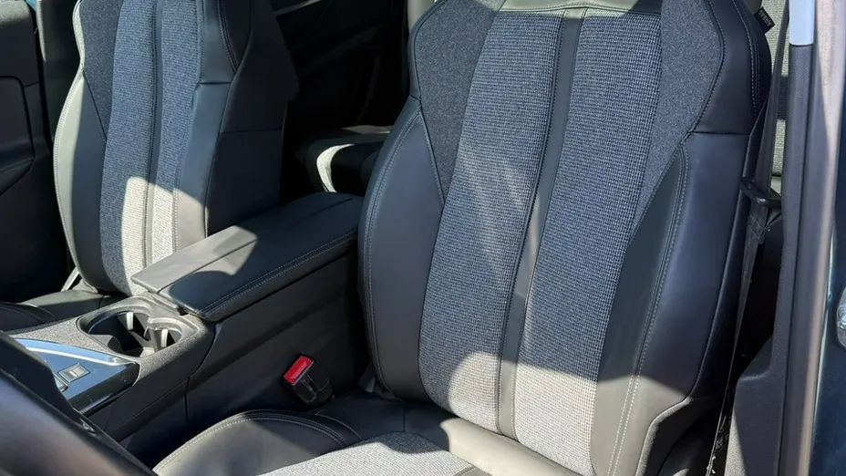 PEUGEOT 5008 -
