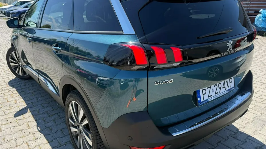 PEUGEOT 5008 -