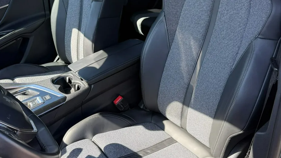 PEUGEOT 5008 -