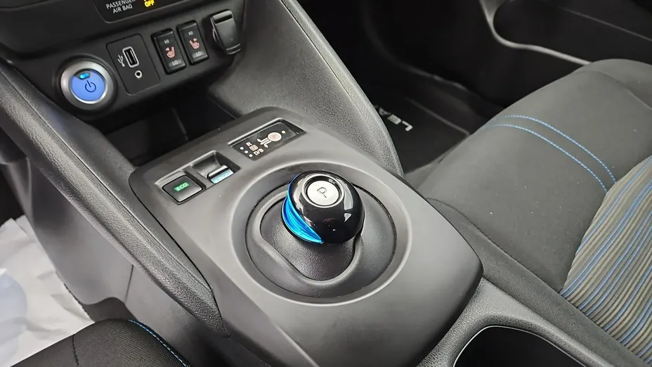 NISSAN Leaf -