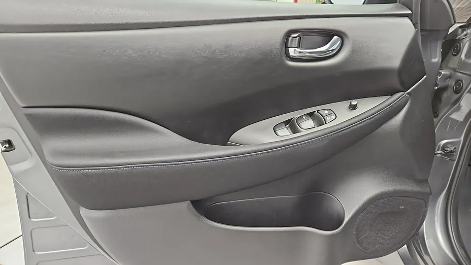 NISSAN Leaf -