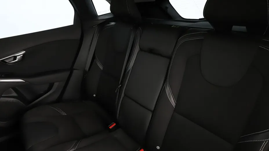 VOLVO V40 -