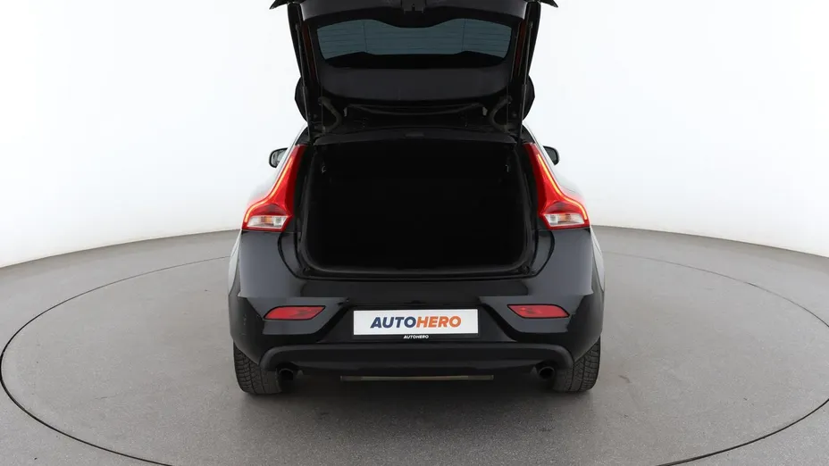 VOLVO V40 -