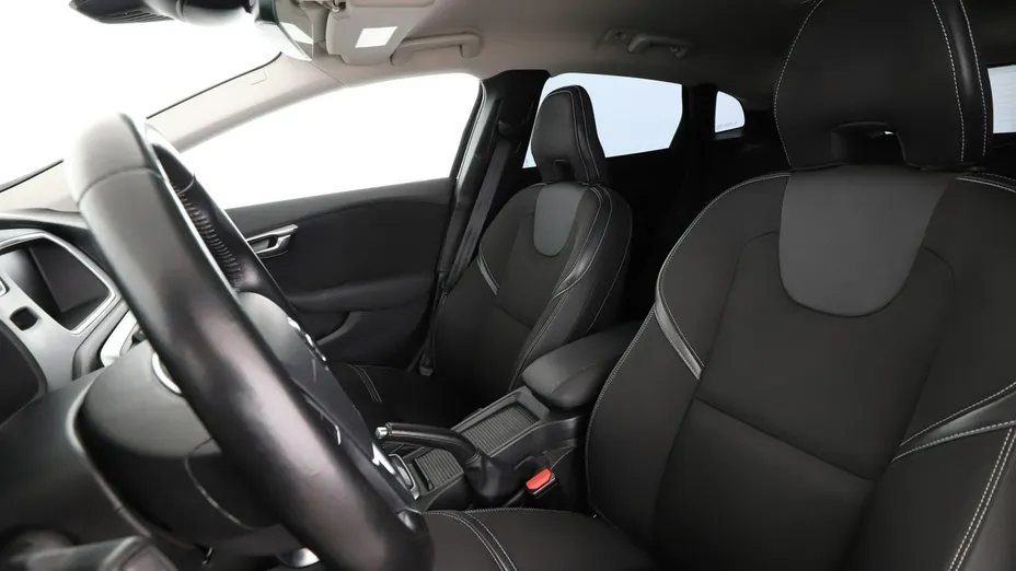 VOLVO V40 -