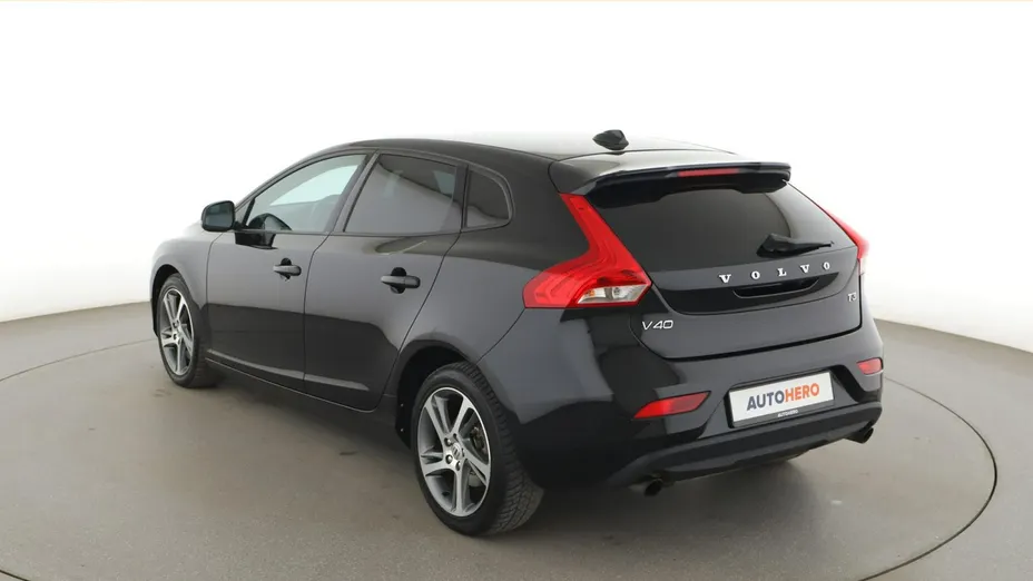 VOLVO V40 -