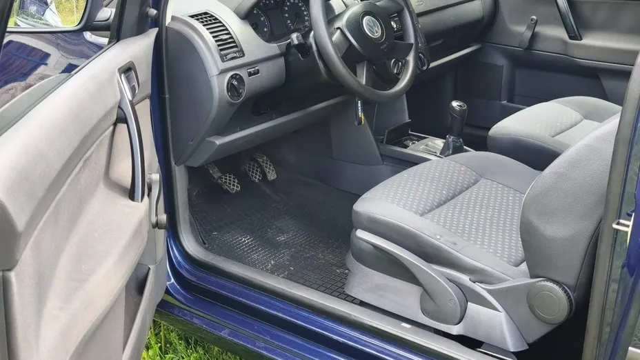 VOLKSWAGEN Polo -
