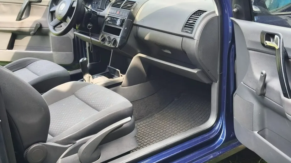 VOLKSWAGEN Polo -