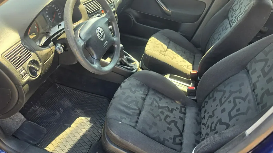 VOLKSWAGEN Golf -