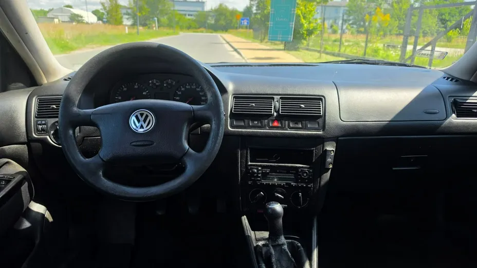 VOLKSWAGEN Golf -