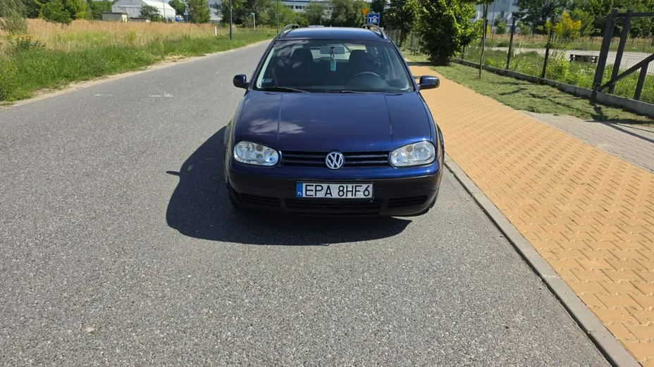 VOLKSWAGEN Golf -