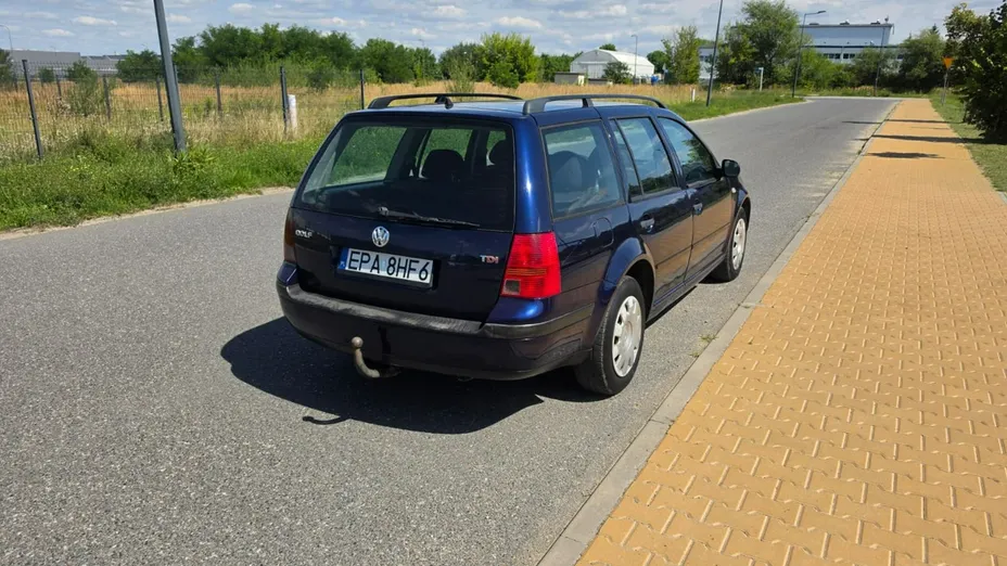 VOLKSWAGEN Golf -
