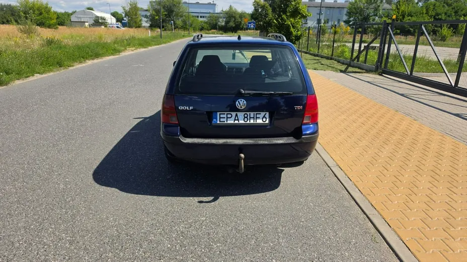 VOLKSWAGEN Golf -