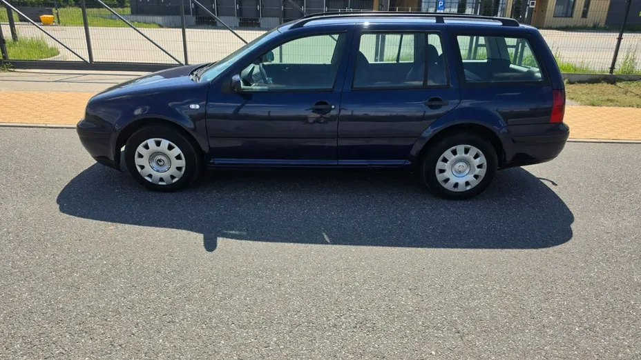 VOLKSWAGEN Golf -