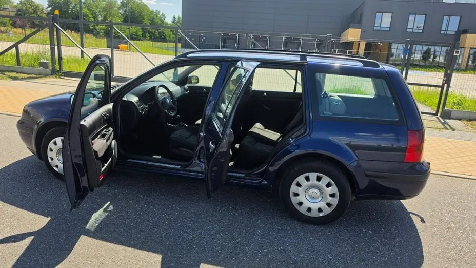VOLKSWAGEN Golf -