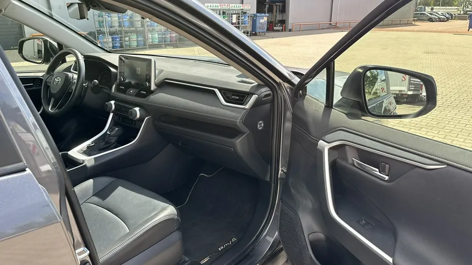 TOYOTA RAV4 -