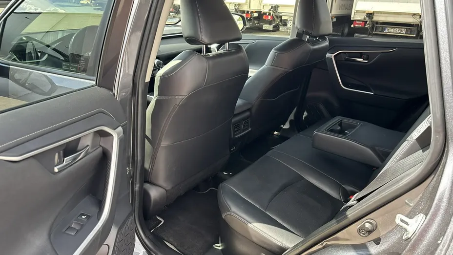 TOYOTA RAV4 -