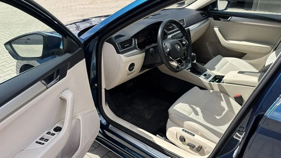 SKODA Superb -