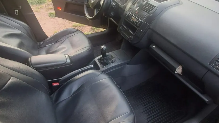 VOLKSWAGEN Polo -