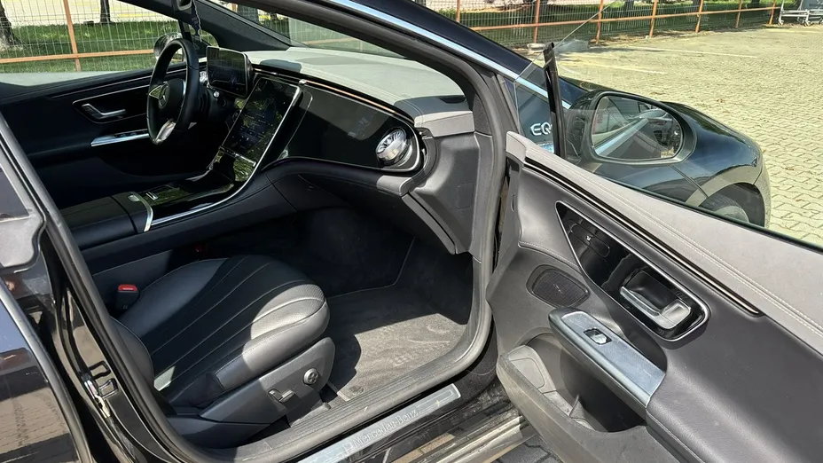 MERCEDES-BENZ EQE -