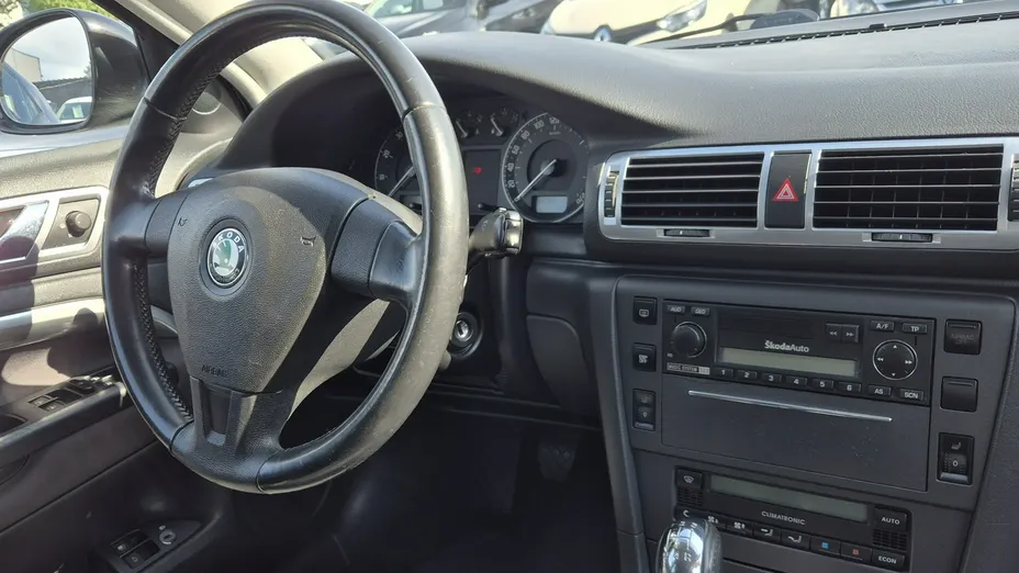 SKODA Superb -